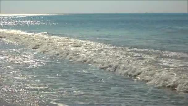 Mare con cielo senza nuvole . — Video Stock