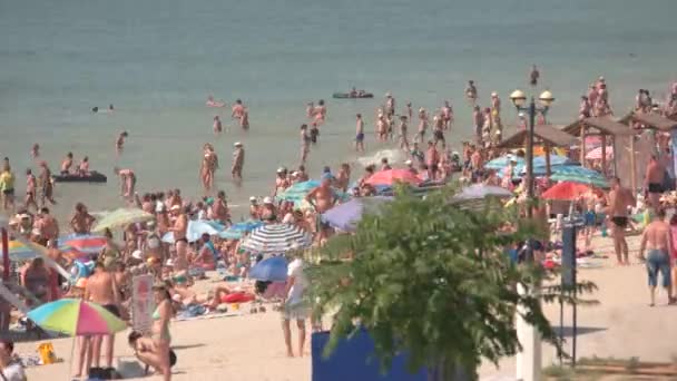 Mucha gente en la playa . — Vídeo de stock