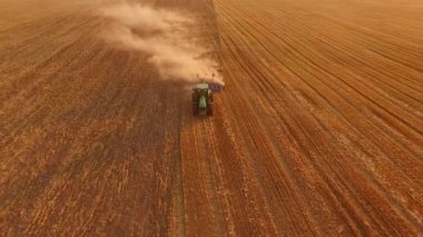 Traktör plow hareket ile.