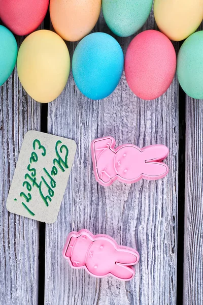 Gekleurde eieren en kunststof konijnen. — Stockfoto