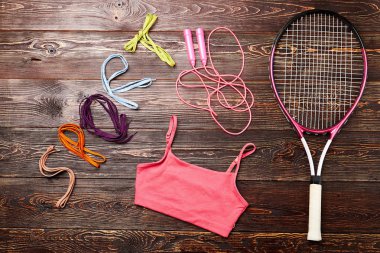 Badminton Raket ve atlama ipi.