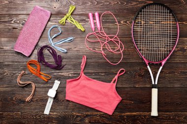 Zamanlayıcı, raket ve kolsuz bluz.