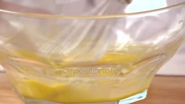 Yavaş çekimde yumurta çırpmak.