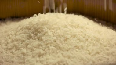 Ağır çekimde düşen pirinç.