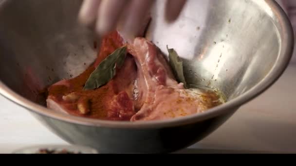RAW stek i liście laurowe. — Wideo stockowe