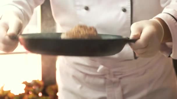 Wegknippen van biefstuk in slow motion. — Stockvideo