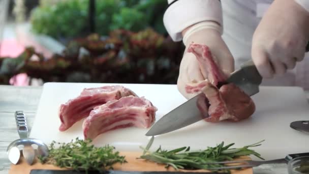 Koch schneidet Fleisch in Zeitlupe. — Stockvideo