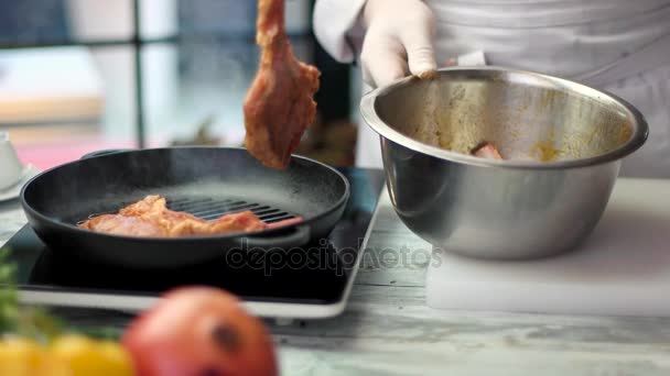 Мариноване м'ясо на сковороді . — стокове відео