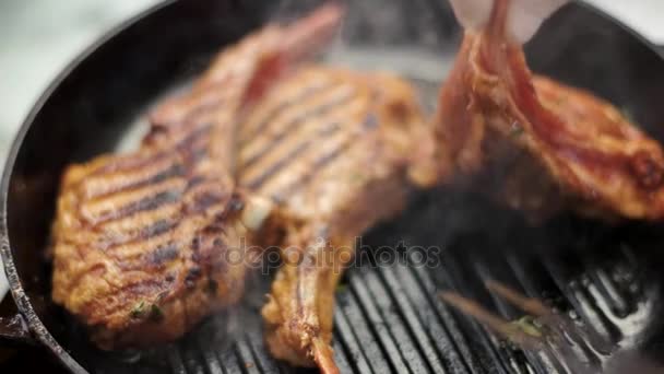 Carne marinata con osso . — Video Stock