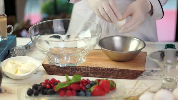 Mains séparant le jaune d'oeuf . — Video