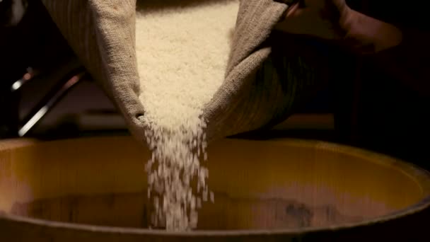 Biały ryż objęty w slow-mo. — Wideo stockowe