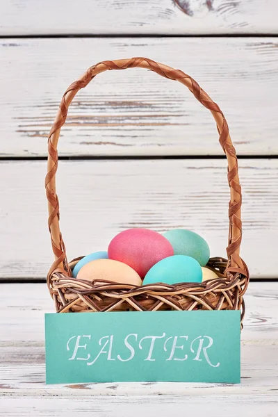 Carte de Pâques et panier d'œufs . — Photo