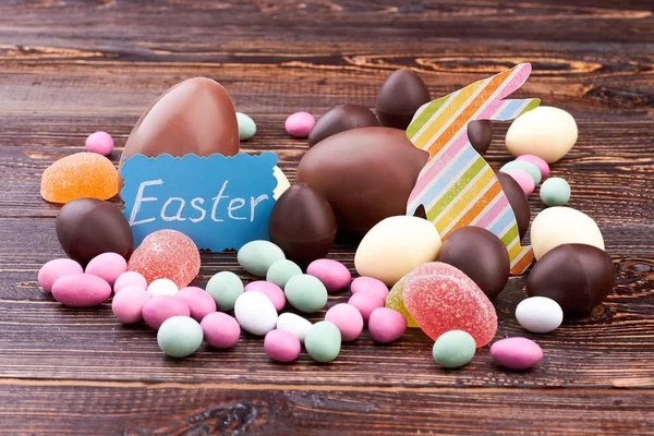 Caramelos con tarjeta de Pascua . — Foto de Stock