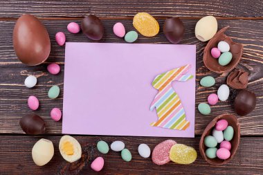 Boş kartı ve renkli tatlılar.