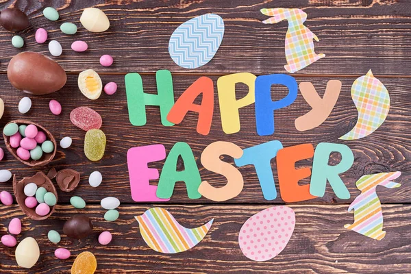 Caramelos y decoraciones de papel de Pascua . — Foto de Stock