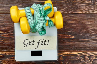 Ölçekler, kartı ve halter.