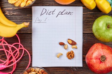 Fındık, defterini, nar ve elma.