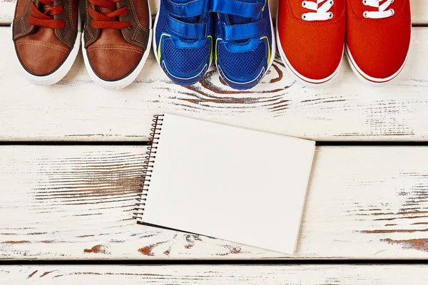 Cuaderno y zapatillas de deporte en madera . — Foto de Stock