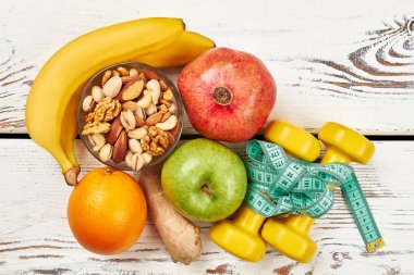 Meyve, zencefil, fındık ve halter.