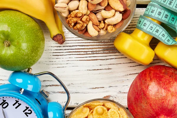 Budík, ovoce a ořechy. — Stock fotografie