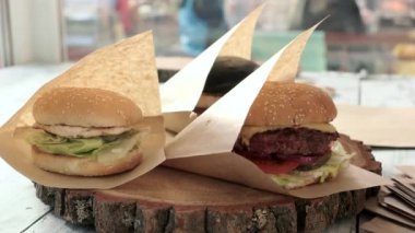 El puttings burger paket içine.