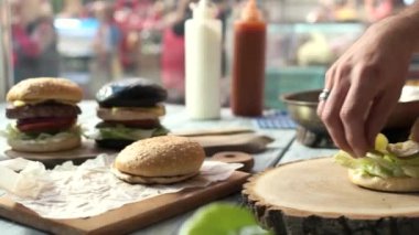 Hamburger yapma eller.