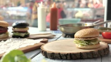 Bir tabloda üç hamburger.