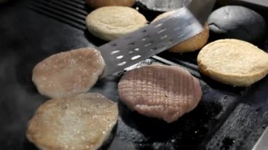 Spatula ve hamburger köftesi.