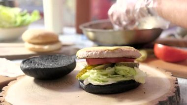 Burger katmanları yan görünüm.