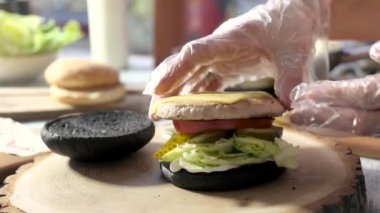 Bir çizburger yapma eller.