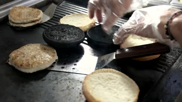 Burger zsemle egy serpenyőben. — Stock videók