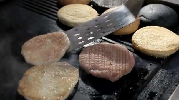 Spatula and burger patties. — Stock Video