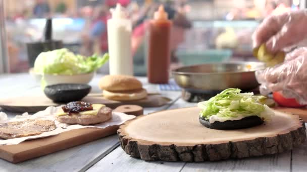 Hände backen Sandwich an Bord. — Stockvideo