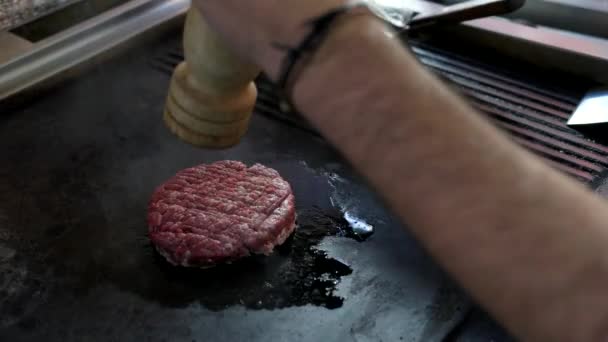 Raw burger patty a buchty. — Stock video