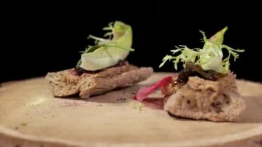 Soğan ve pastırma reçelli sandviçi.