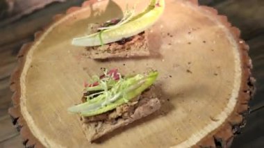 Pastırma ve soğan reçeli sandviç.