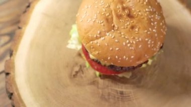 Burger ile ahşap tahta.