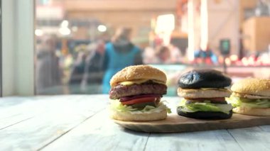 Ahşap tahta ve üç hamburger.