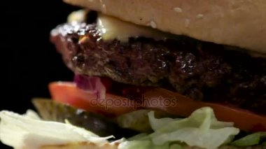 Siyah arkaplanda burger.