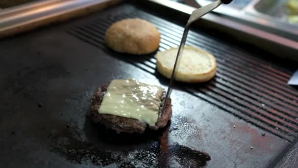 Burger patty ve peynir. — Stok video