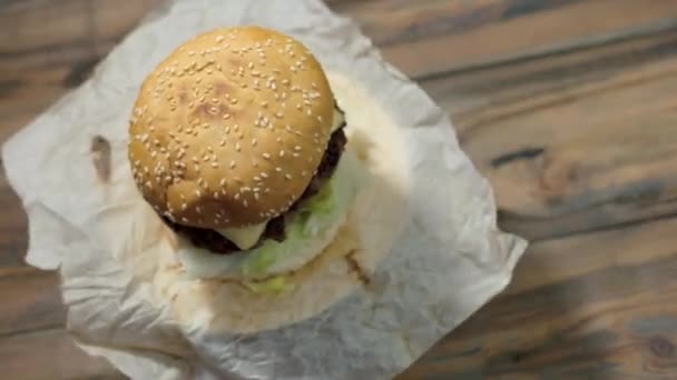 Vista superior de una hamburguesa con queso . — Vídeos de Stock