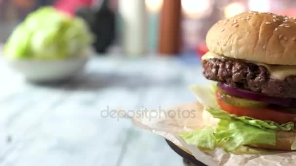 Side view of tasty cheeseburger. — Stock Video