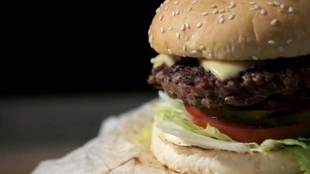 Közeli kép: hamburger forgó. — Stock videók