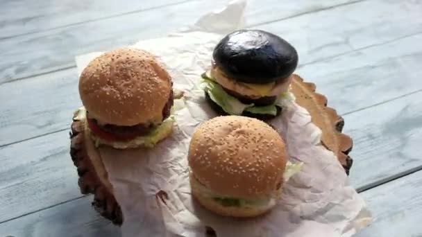 Burger auf rotierendem Holzbrett. — Stockvideo