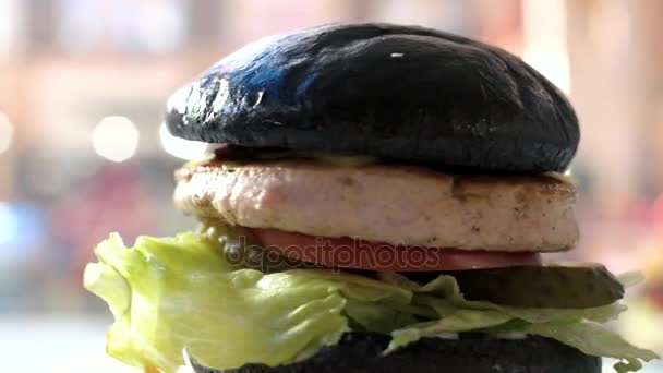 Tmavá houska hamburger. — Stock video