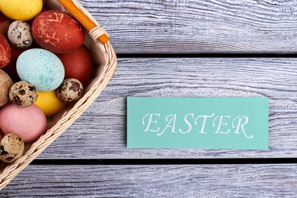 Húsvéti kártya és tojás kosár. — Stock Fotó