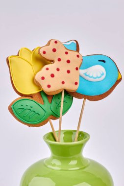 Paskalya kurabiyeleri izole vazoda.