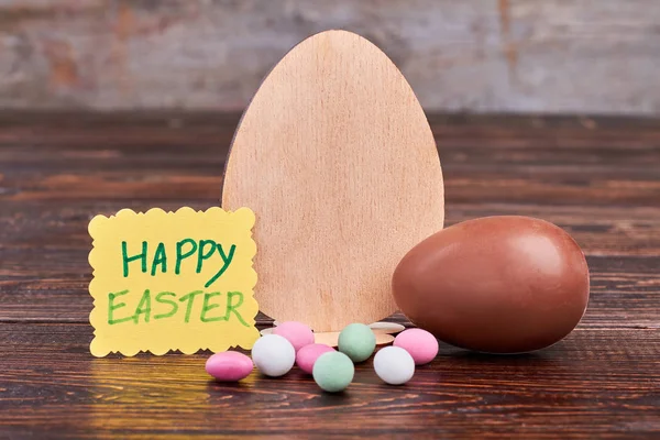 Contrachapado huevo de Pascua y caramelos . — Foto de Stock