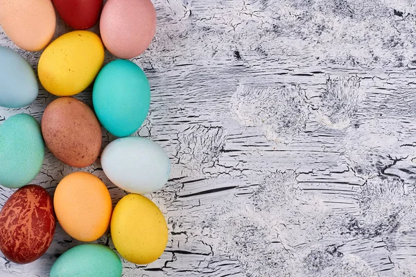 Ovos de Páscoa, textura de madeira pintada . — Fotografia de Stock