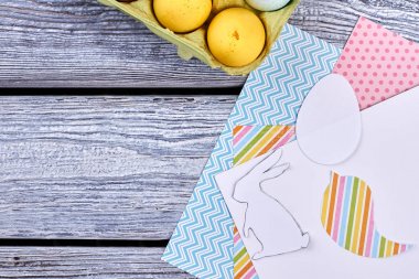 Paskalya yumurtaları ve desenli kağıt.